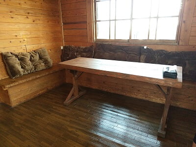 S4(エスフォー)のキッズルーム横の長テーブル席