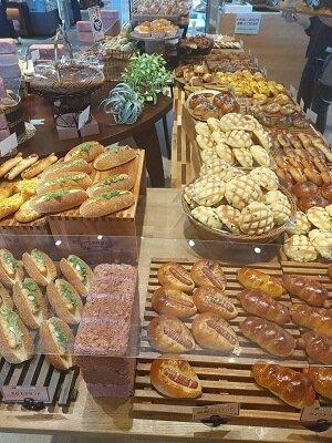 100 Premium Bakery SUMOMO霧島店の前より彩り良いパンが並ぶ