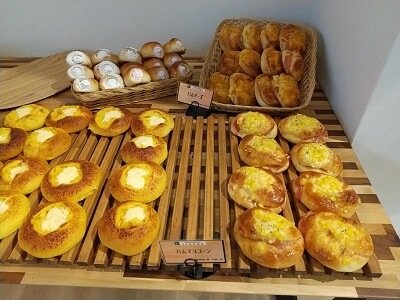 100 Premium Bakery SUMOMO霧島店のハムチーズ、ハムマヨコーン、コルネ等