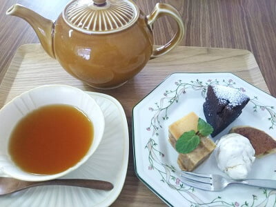 Tea's forest(ティーズフォレスト)の紅茶とお菓子のセット