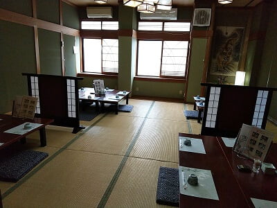 笹寿司の奧にかなり広いお座敷がある