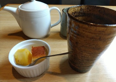 和くうかんのホットウーロン茶とデザート