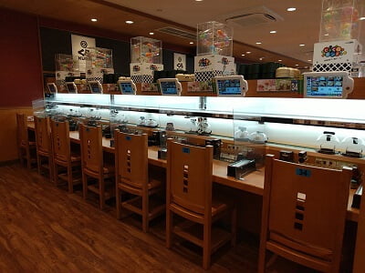 くら寿司姶良店のカウンター席が並ぶ席もある