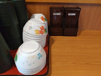 くら寿司姶良店のレジ近くに子供用食器が置いてある