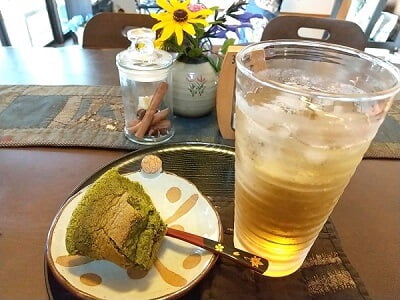 茶房ギャラリー庵(アン)の抹茶のシフォンケーキにマスカットフレーバーティー