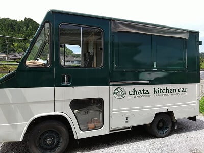 chata café(チャタカフェ)の店名が入ったキッチンカー