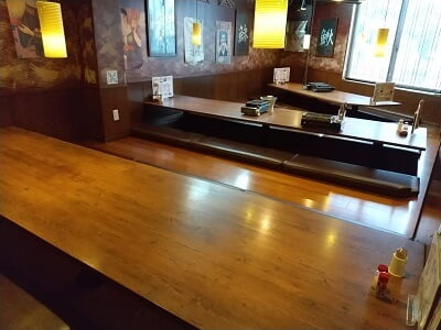 浜焼き酒場 海鮮太郎の一番奥は複雑な配置のテーブル席