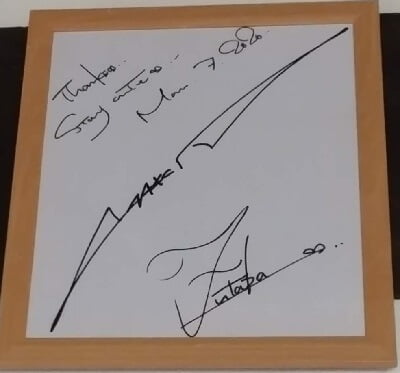 きりん書店の有名人のサインの写真