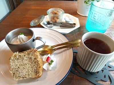 Bauhaus Cafe(バウハウスカフェ)のデザートと紅茶のアールグレイ