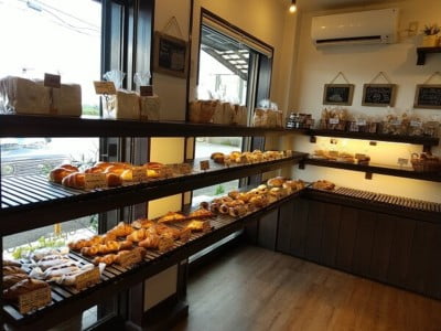 BAKERY＆CAFEの左側にパンが並ぶ