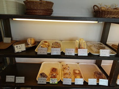 ア・ターブル卸本町店のパンが並ぶ左の棚