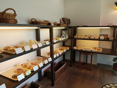 ア・ターブル卸本町店のパンが並ぶ雰囲気