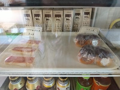 ア・ターブル卸本町店の冷蔵庫のカニチーズケーキ、生クリームを使ったスイーツもある