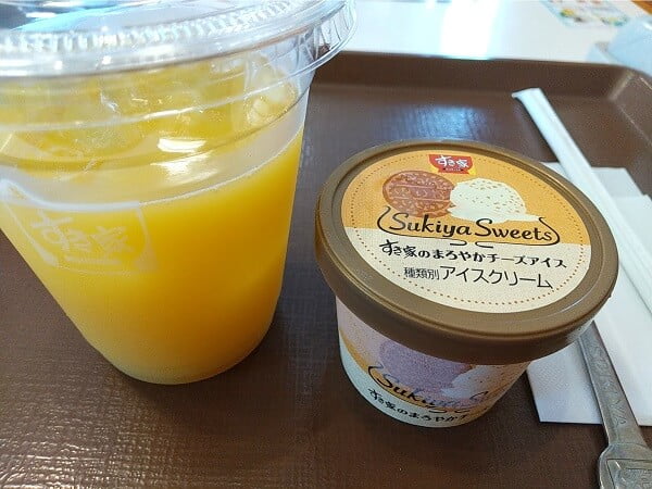 すき家10号姶良店のオレンジジュースとアイスクリームの写真