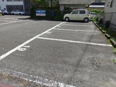 洋食の青空の信号斜め向かいに駐車場が10台