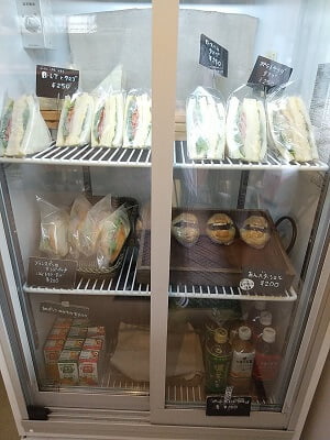 MON CERCLE(モンセルクル)の右側のサンドイッチやスイーツ、ドリンクが入っている冷蔵庫がある