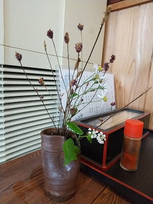 そば処にいなのテーブルの隅にお花がある