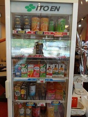SUMOMO志布志本店の奥にドリンクの冷蔵庫