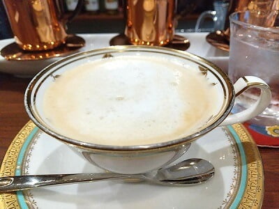 純喫茶Cafe碧い白(旧:TEISYABA(停車場))の紅茶ラテのキャラメル