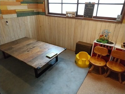 路地裏カフェの正面奥に小さい子供連れの部屋がある