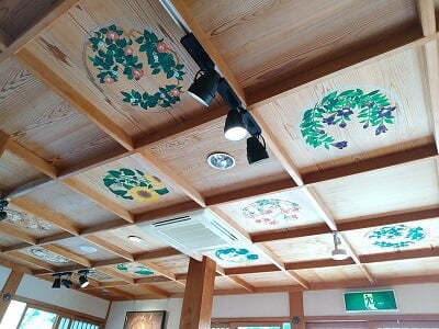 岩屋公園サクラノヤカタの上を見上げると天井に緑の絵が描かれている