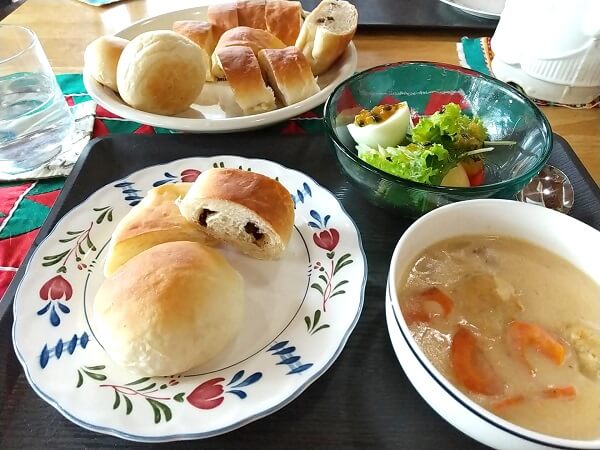 カフェ野井倉わんどのパン食べ放題ランチの写真