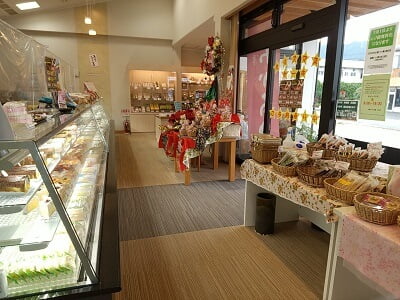 お菓子の小田屋 川辺店の左奥から右のの雰囲気