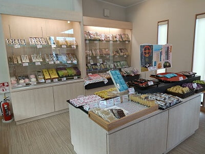 お菓子の小田屋 川辺店の右奥には進物用箱入り和菓子、バラ売り和菓子が並ぶ