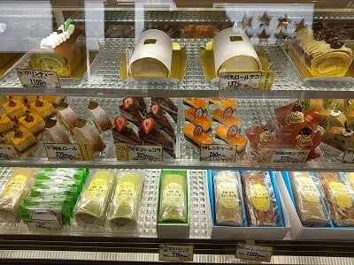お菓子の小田屋 川辺店の正面のショーケースにケーキがたくさん並ぶ