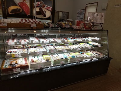お菓子の小田屋 川辺店のショーケース右には進物用箱入りお菓子が並ぶ