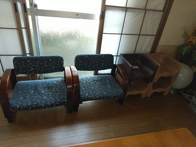 鹿児島ラーメンみよし家 本店の縁側に座椅子が準備してある