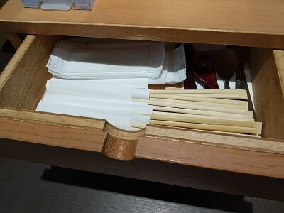 ゆず庵鹿児島宇宿店のテーブルの引き出し開けるとお箸にお手拭きが入ってる