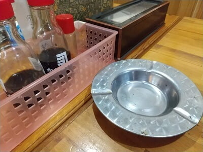 いさみ寿司のテーブルの上に普通に灰皿