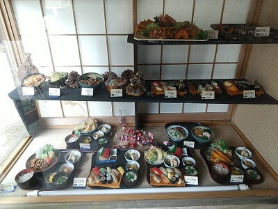 いさみ寿司の店前の食品サンプルのショーケース