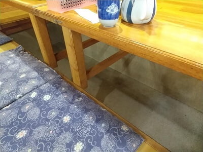 いさみ寿司の奧のテーブル席は掘りこたつになっている