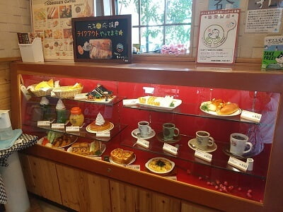 コメダ珈琲鹿児島国分店の入って右側に食品サンプルのショーケース