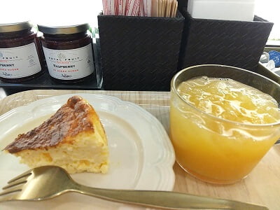 SOUL CAKE SHOP イオンモール鹿児島店の出て来たバスクチーズケーキとオレンジジュース