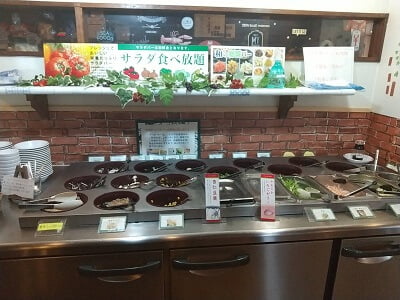 トマト＆オニオン鹿児島姶良店の別料金でサラダ食べ放題コーナー