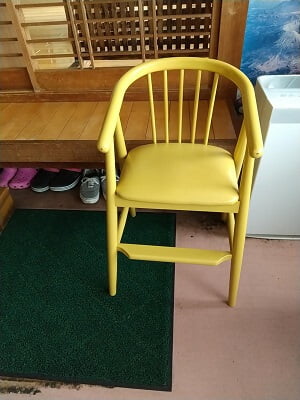 霧島峠茶屋の子供用のイスと座椅子が置いてある