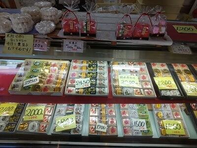 お菓子の上野の正面のショーケースに箱入り和菓子が並ぶ