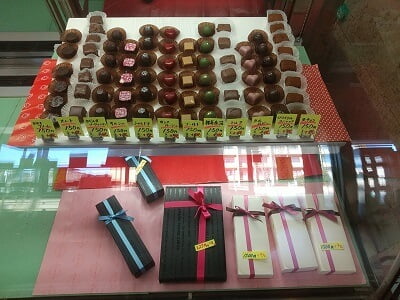 お菓子の上野の正面のショーケースに1個売りのチョコレートが並ぶ
