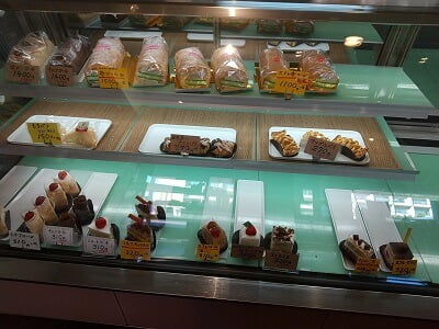 お菓子の上野の正面のショーケースに魅力的なケーキが並ぶ