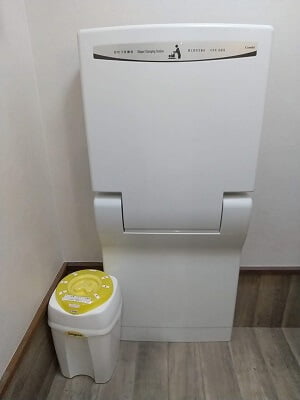 Guu diner/コビトノフクヤの広いトイレにおむつ交換台におむつ捨てのゴミ箱がある