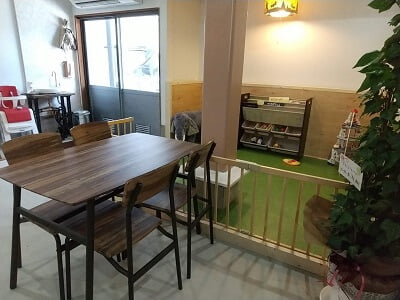Guu diner/コビトノフクヤの調理スペース左側に子供の遊び場に横付けする形でテーブルがある