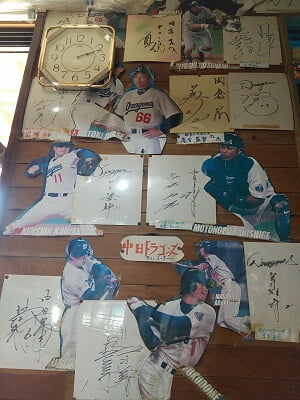 レストラン岡倉の有名人のサインがたくさんある