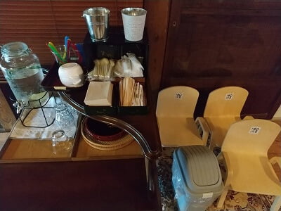 横川Kitoのイートインペースに子供用のイス、食事時に使う小物類が準備してある