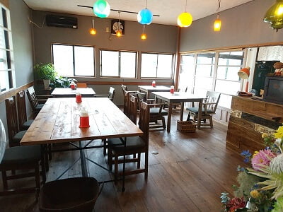 POP cafe(ポップカフェ)の左側のイートインスペースの雰囲気