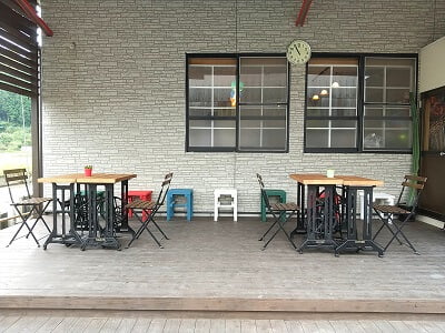 POP cafe(ポップカフェ)の入口前のテラス席は足踏みミシンのテーブルが2席