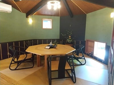 茶寮ささのの半個室のような所にテーブルが1つ、イスが4脚