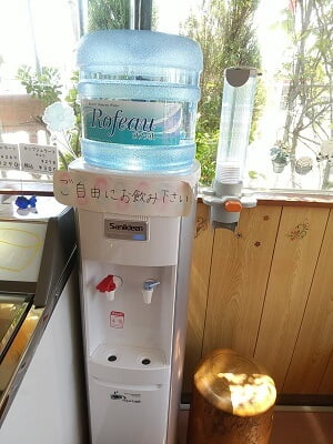 うっふ川内店のサーバーの水を「ご自由にお飲みください」